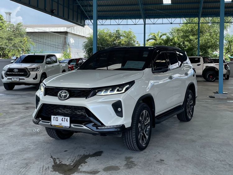 รถ Toyota Fortuner 2.4 Legender Black Top สี ขาว