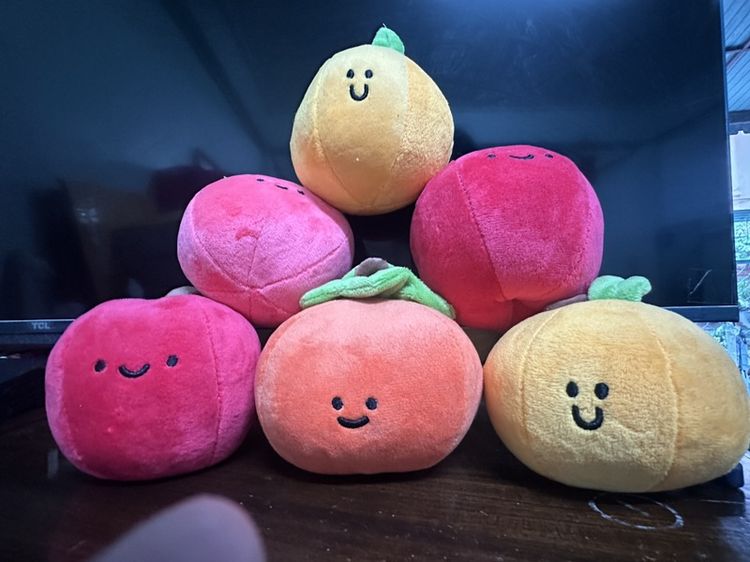 ตุ๊กตาผลไม้และพวงกุญแจนก