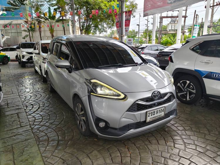 รถ Toyota Sienta 1.5 V สี เทา