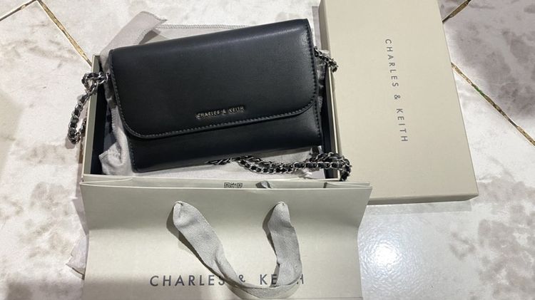 กระเป๋าสะพาย Charles & Keith