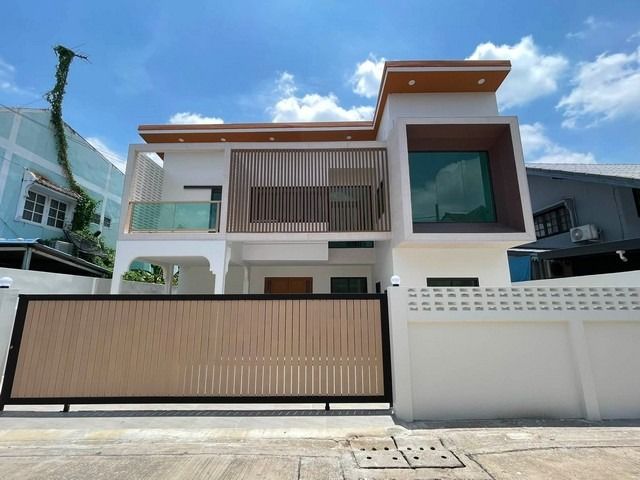 ขายบ้านเดี่ยว 2 ชั้น 59 ตรว. 5 ห้องนอน ลาดพร้าว 87 ย่านเลียบด่วน รีโนเวทพร้อมอยู่ ใกล้ CDC 