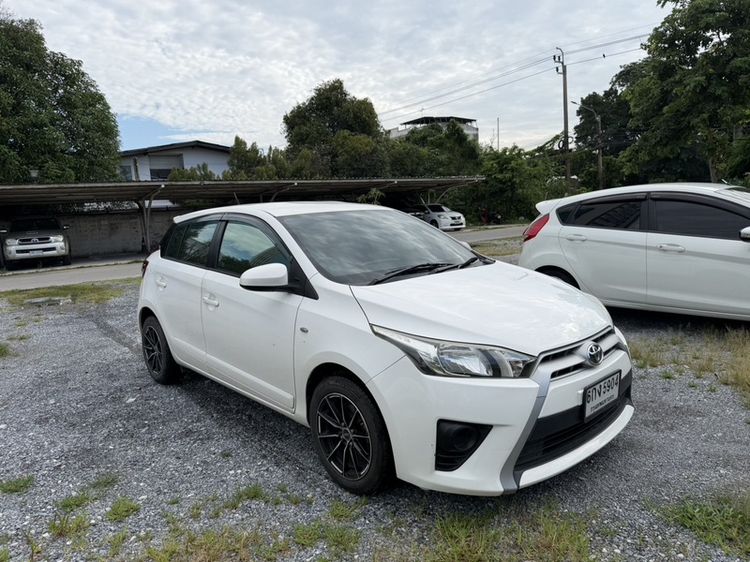 รถ Toyota Yaris 1.5 E สี ขาว