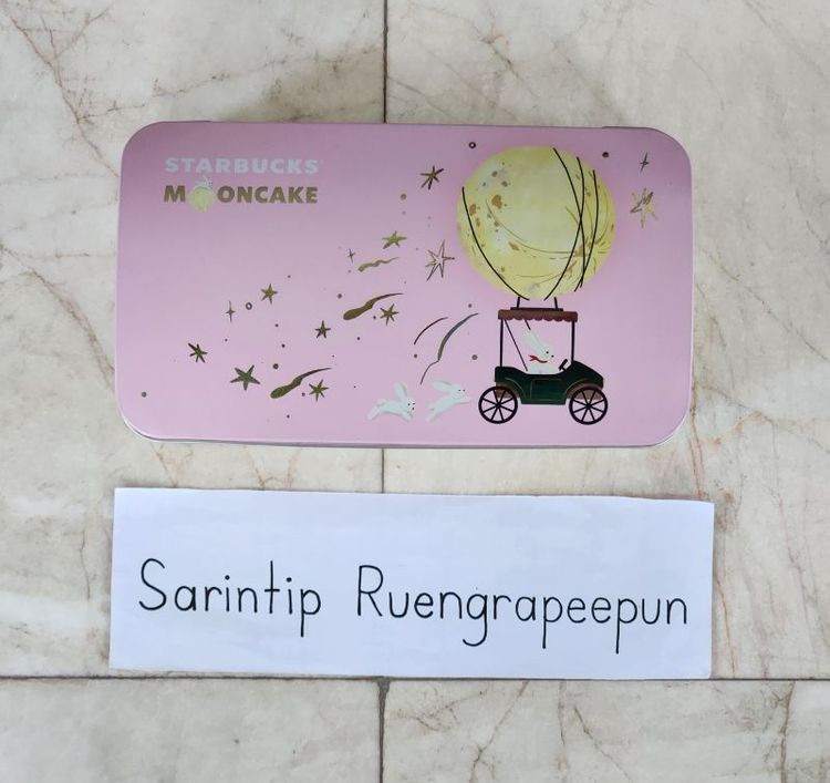 STARBUCKS®️ MOONCAKE BOX 2025 กล่องเหล็ก(กล่องเปล่า) ขนมไหว้พระจันทร์สตาร์บัคส์ สีชมพู ฝาโค้ง ขนาด กว้าง 11 × ยาว 20 × สูง 6.7 ซม. รูปที่ 9