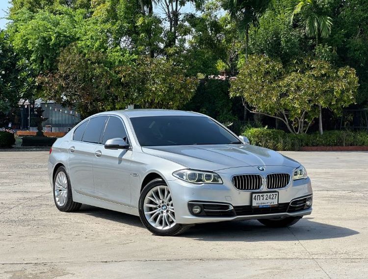 รถ BMW Series 5 528i สี บรอนซ์เงิน