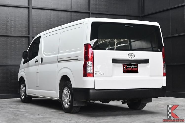 Toyota Hiace 2022 2.8 economy Van ดีเซล ไม่ติดแก๊ส เกียร์ธรรมดา ขาว รูปที่ 3