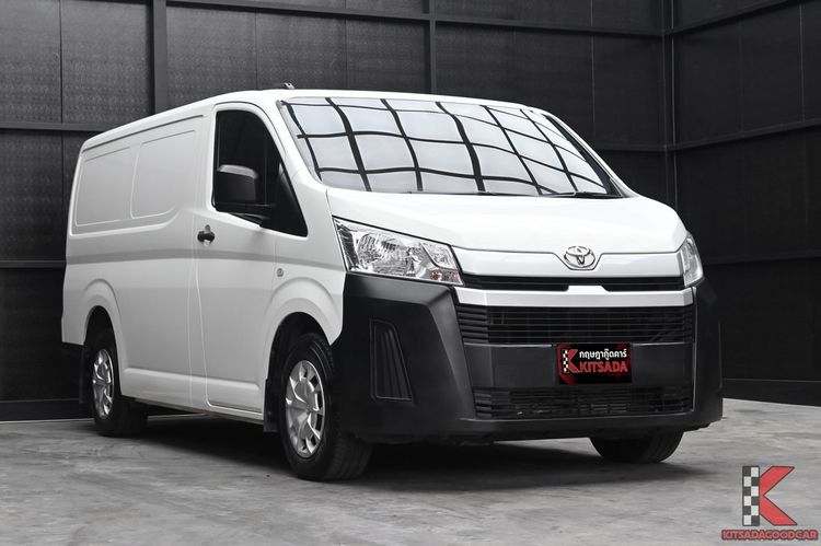 Toyota Hiace 2022 2.8 economy Van ดีเซล ไม่ติดแก๊ส เกียร์ธรรมดา ขาว
