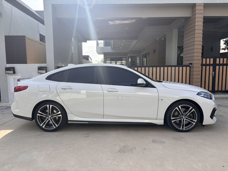 BMW Series 2 2021 220i Sedan เบนซิน ไม่ติดแก๊ส เกียร์อัตโนมัติ ขาว รูปที่ 4