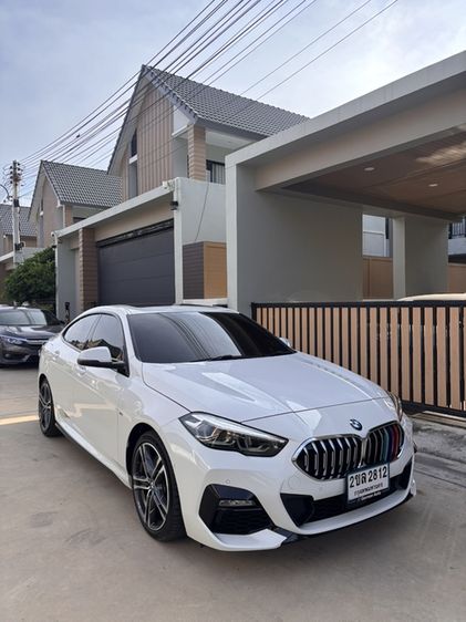 BMW Series 2 2021 220i Sedan เบนซิน ไม่ติดแก๊ส เกียร์อัตโนมัติ ขาว รูปที่ 2