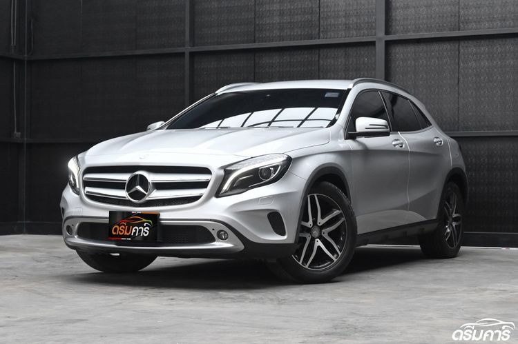 รถ Mercedes-Benz GLA-Class GLA200 สี บรอนซ์เงิน