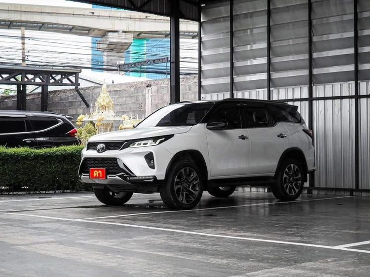 รถ Toyota Fortuner 2.8 V สี ขาว