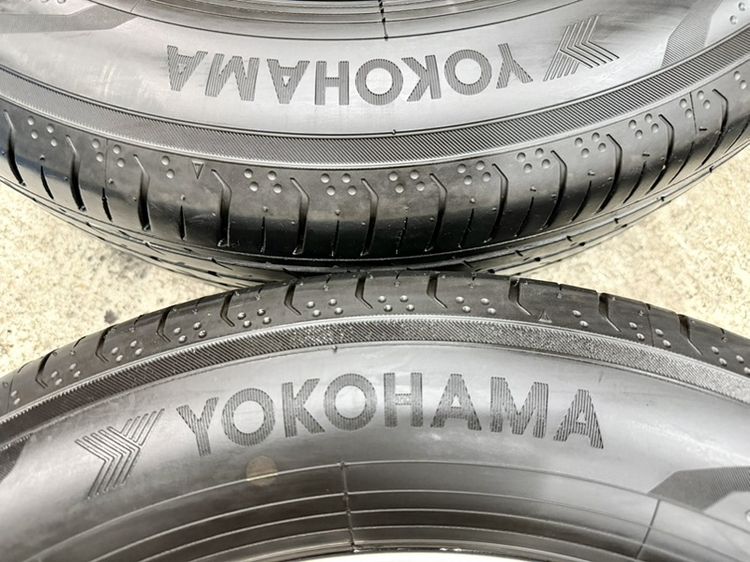 ยางน้องป้ายแดงขอบ 18” ยี่ห้อ YOKOHAMA รุ่น ADVAN V03 ขนาด 225-60R18 ปี 25 พื้นปี 26 ตุ่มหน้ายางยังเห็นอยู่