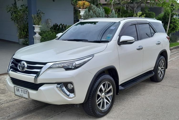 รถ Toyota Fortuner 2.4 V สี ขาว