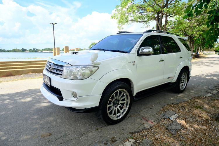 Toyota Fortuner 2011 3.0 TRD Sportivo 4WD Utility-car ดีเซล ไม่ติดแก๊ส เกียร์อัตโนมัติ ขาว รูปที่ 3
