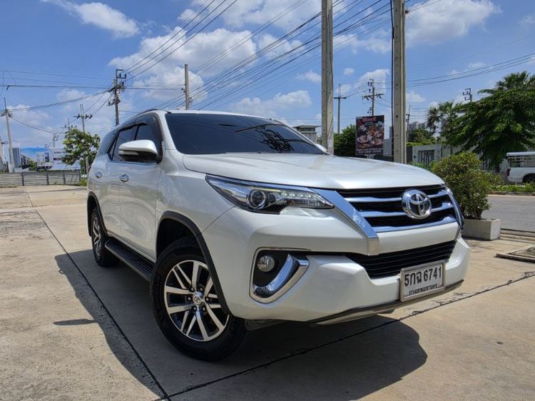 รถ Toyota Fortuner 2.4 V สี ขาว