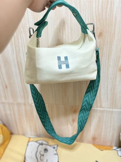 390กระเป๋า Premier Gift (พรีเมียร์กิ๊ฟ) 🩵 Hermèsกระเป๋าสะพายข้างงานพรีเมียร์กิ๊ฟแท้ ดีไซน์น่ารักมาก สีเขียวอมฟ้าตัดขาว 🤍มาพร้อมสายผ้าลายสวย สะพายแล้วดูเก๋ น้ำหนักเบา ใช้งา