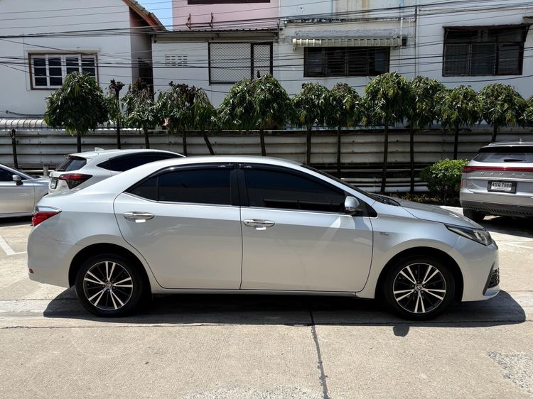 รถ Toyota Altis 1.8 V สี บรอนซ์เงิน