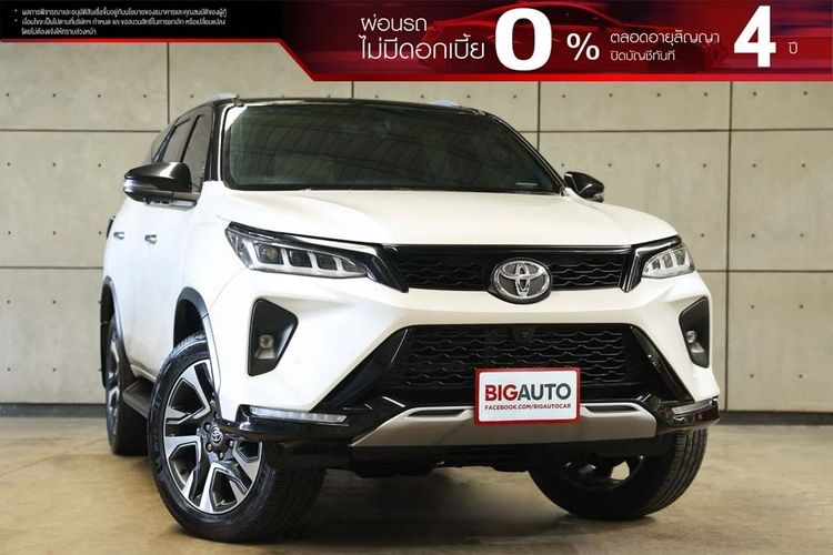 รถ Toyota Fortuner 2.4 Legender Black Top สี ขาว