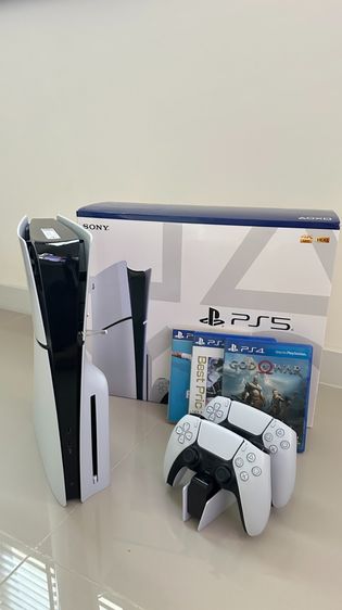 Sony อื่นๆ เชื่อมต่อไร้สายไม่ได้ ส่งต่อ Ps5 slim disc 1 TB 211 8a สภาพใหม่ไร้ตำหนิ ใช้งานน้อย อุปกกรณ์ครบกล่อง (หมดประกัน)18,000 บาท พร้อมแท่นชาร์จ และแผ่นเกมส์ มีเกมผีชีวะกับเกมปริศนาในเครื่องด้วย