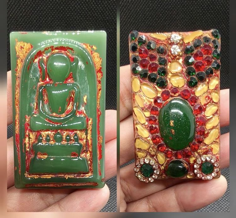 รายละเอียดสินค้า  พระสมเด็จพิมพ์ไกเซอร์ เนื้อสีเขียวหยก หลังประดับพลอยและหินมงคล ✨ชิ้นงานพุทธศิลป์และงานประณีตศิลป์ เหมาะสำหรับผู้ที่ชื่นชอบงานสะสม พระเครื่อง เครื่องราง หรือม