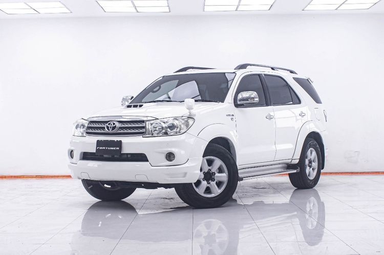 รถ Toyota Fortuner 3.0 TRD Sportivo 4WD สี ขาว