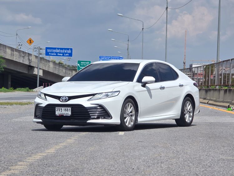 รถ Toyota Camry 2.5 Sport สี ขาว