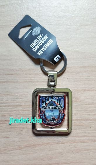 HARLEY-DAVIDSON พวงกุญแจ ขนาดความยาวพวงกุญแจ 9 cm. ขนาดกรอบสี่เหลี่ยม 5×4.5 cm. กรอบด้านใน HARLEY-DAVIDSON สามารถหมุนได้ สินค้าใหม่