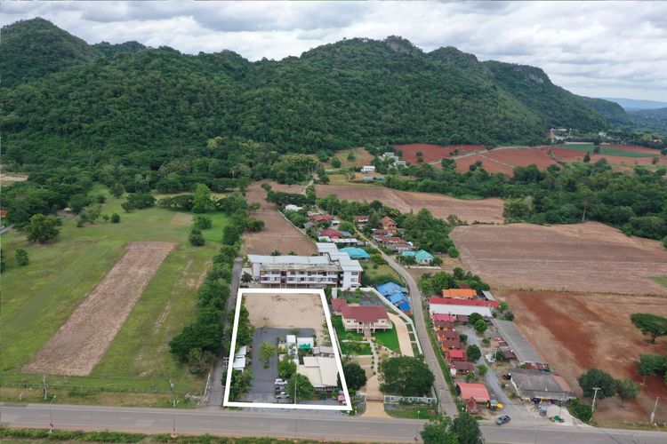 ขายที่ดินเขาใหญ่พร้อมสิ่งปลูกสร้างติดถนน 3052 วิวเขาล้อมรอบ ใกล้อุทยานแห่งชาติเขาใหญ่เพียง  4 กม.