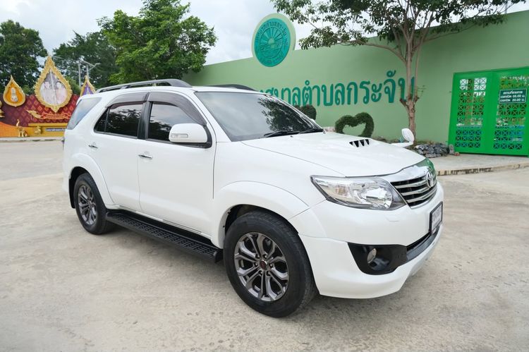 รถ Toyota Fortuner 3.0 TRD Sportivo 4WD สี ขาว