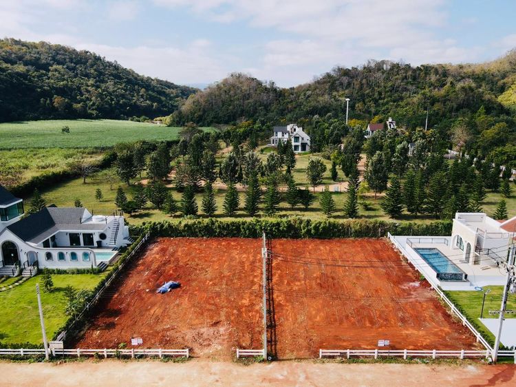 ขายที่ดินเขาใหญ่ วิวภูเขาลูกโตๆ วิวเขาชัด ลมเย็นสบายทั้งปี วิวภูเขา 360 องศา 