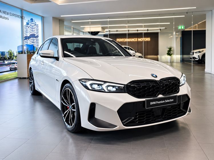 รถ BMW Series 3 330e สี ขาว