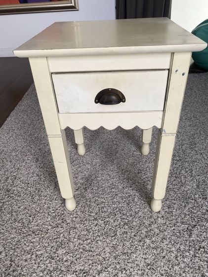 โต๊ะข้างพร้อมลิ้นชัก (Side table with drawer)