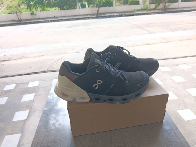 On Cloudflyer 4 Size US.9  42.5 ของใหม่ มือ1 พร้อมกล่อง จากShopญี่ปุ่น ราคา 4800 บ.