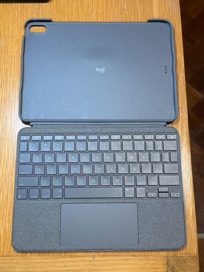 Logitech Combo Touch iPad Air 4 หรือ 5  10.9 นิ้ว Keyboard + Trackpad