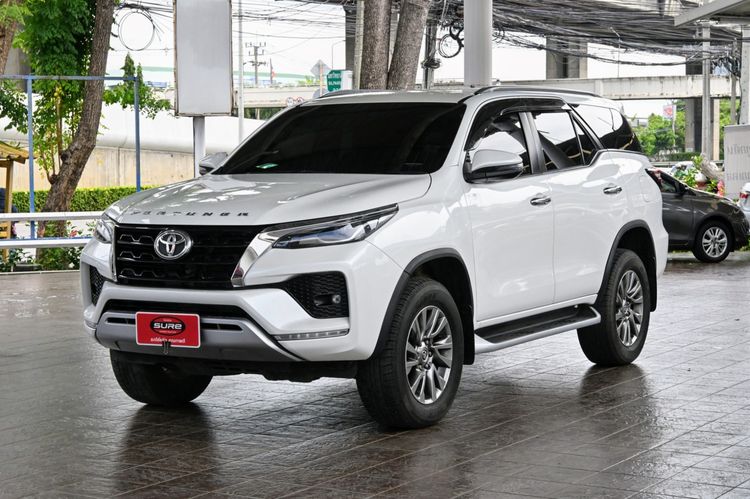 รถ Toyota Fortuner 2.4 V สี ขาว