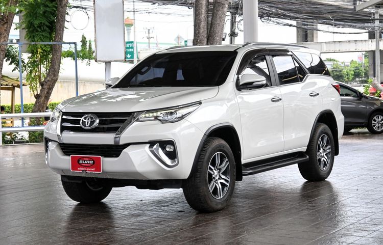 รถ Toyota Fortuner 2.4 V สี ขาว