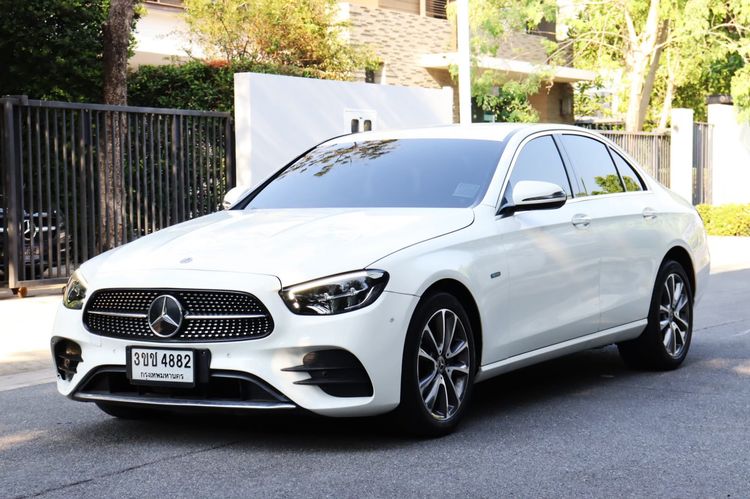 Mercedes-Benz E-Class 2022 2.0 E300e Avantgarde Sedan ปลั๊กอินไฮบริด (PHEV) ไม่ติดแก๊ส เกียร์อัตโนมัติ ขาว