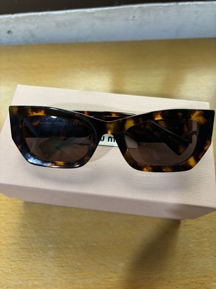 แว่นกันแดด ของแท้ MIU MIU