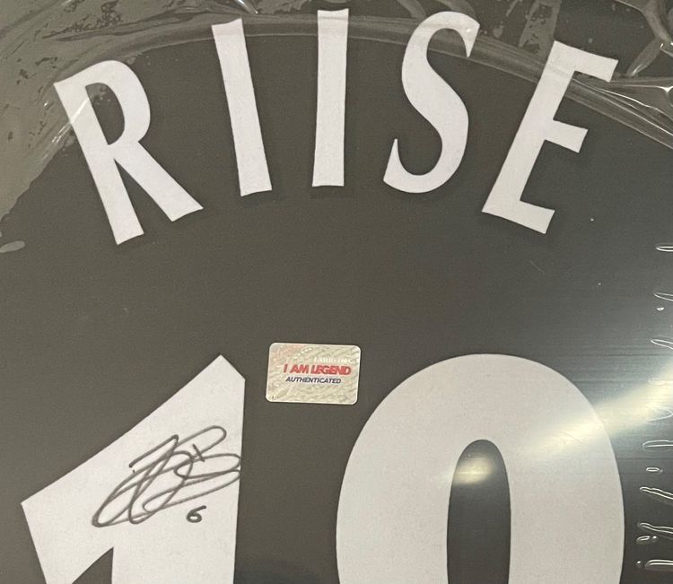 Riise 18 Authentication The shirt features an authentication hologram. Please see the photos for the authentication details.