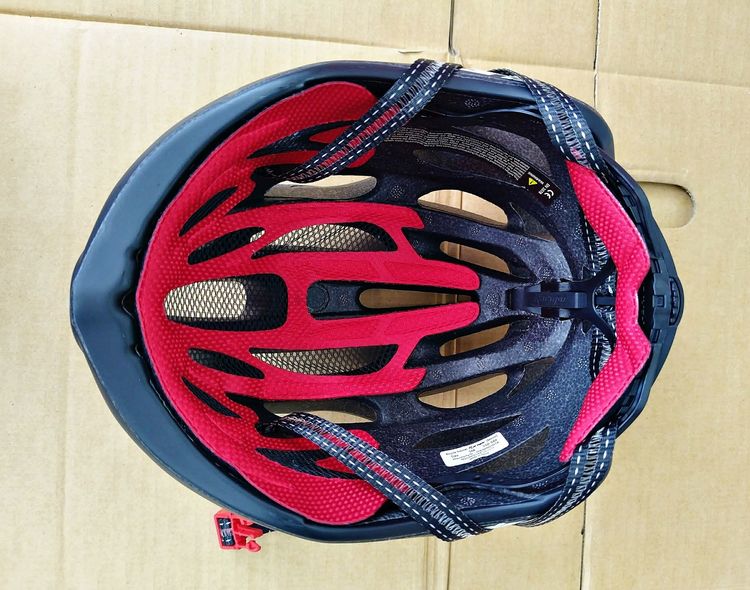 หมวกกันน็อคจักรยาน Karmor Ferox สีดำ ซึ่งเป็นหมวกสำหรับใส่ปั่นจักรยานประเภทถนน (Road Bike) มือสอง รูปที่ 9