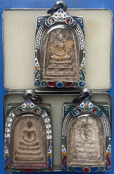 พระสมเด็จใส่กรอบ ชุดละ 3 องค์ 300 บาท