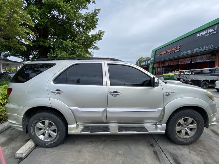 รถ Toyota Fortuner 3.0 V 4WD สี บรอนซ์เงิน