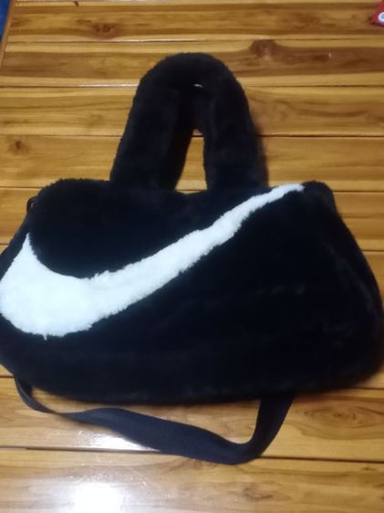 โพลีเอสเตอร์ ไม่ระบุ กระเป๋าขนเฟอร์ Nike Sportswear Faux Fur Tote Bag (สีดำ-ขาว)ดีไซน์สุดฮิต ขนนุ่มฟู โลโก้ Swoosh ขาวเด่นๆ