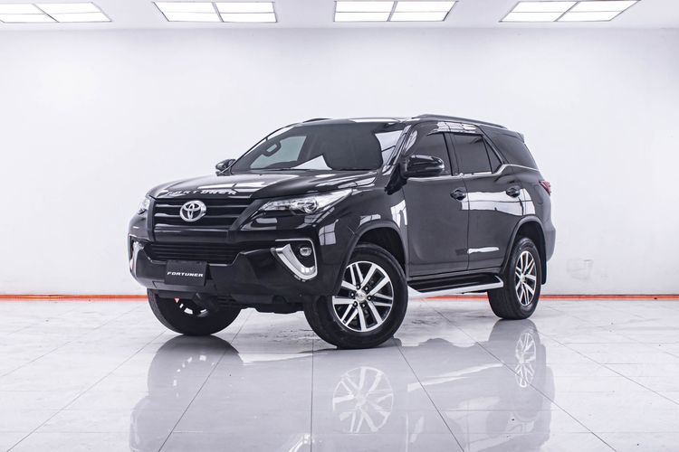 รถ Toyota Fortuner 2.4 V สี ดำ