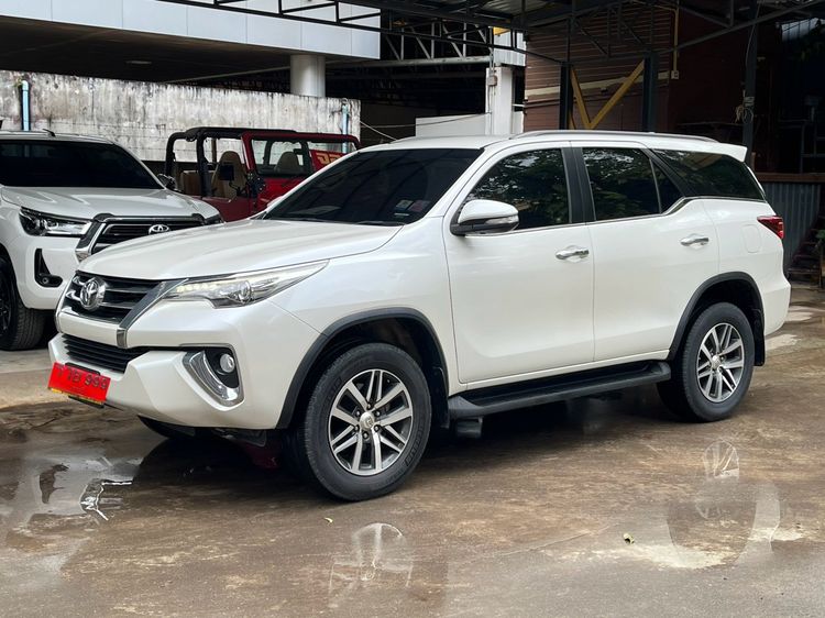 รถ Toyota Fortuner 2.8 V สี ขาว