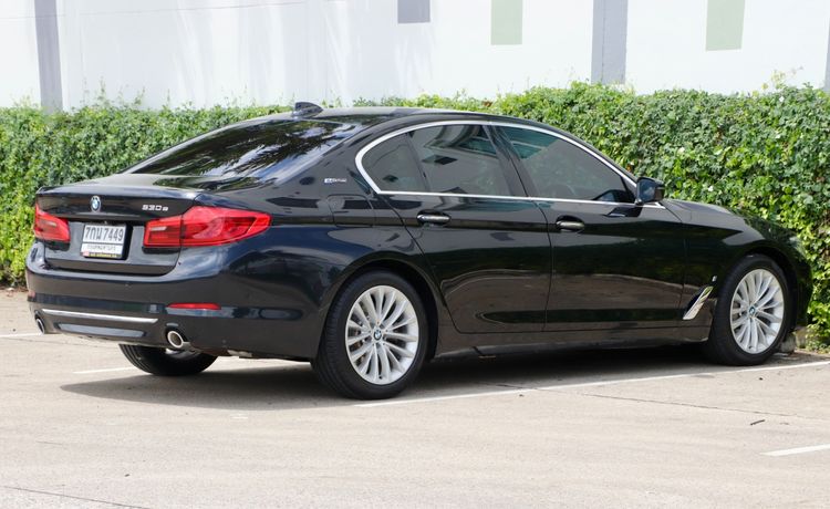 BMW Series 5 2018 530e Sedan ปลั๊กอินไฮบริด (PHEV) ไม่ติดแก๊ส เกียร์อัตโนมัติ ดำ รูปที่ 4