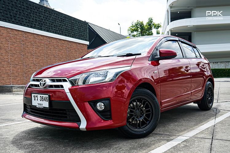 รถ Toyota Yaris 1.2 E สี แดง