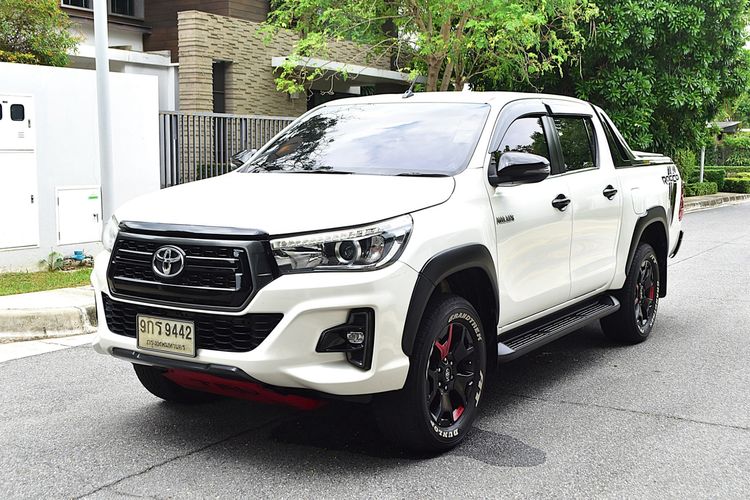 รถ Toyota Hilux Revo Double Cab Prerunner 2x4 2.4 Rocco สี ขาว