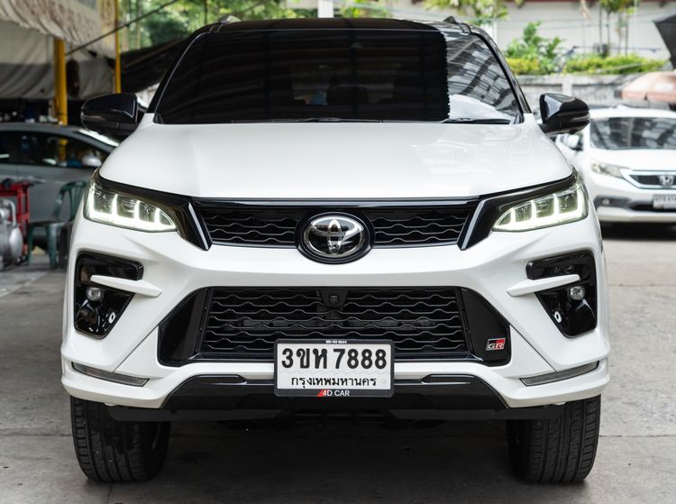 รถ Toyota Fortuner 2.8 GR Sport Sport Black Top 4WD สี ขาว