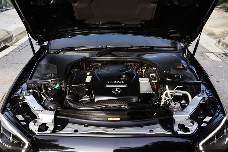 Mercedes-Benz E-Class 2022 E300e Sedan ปลั๊กอินไฮบริด (PHEV) ไม่ติดแก๊ส เกียร์อัตโนมัติ ดำ รูปที่ 2