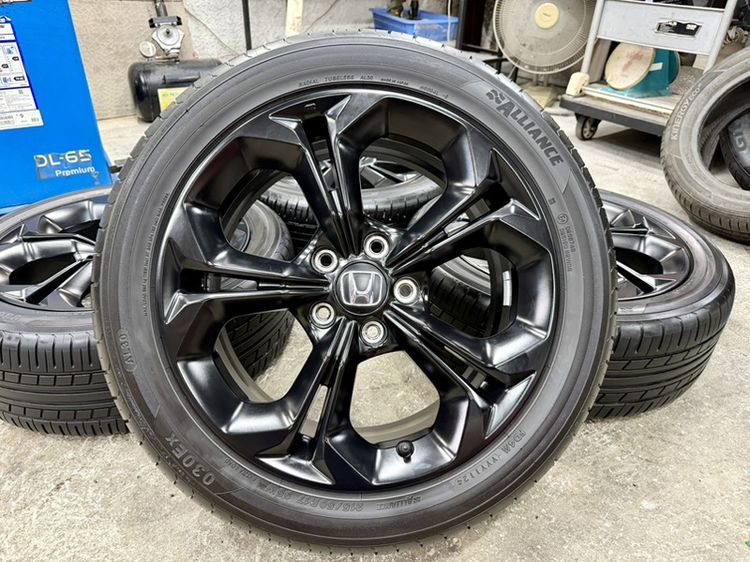 17" ล้อแม็ก HONDA CIVIC RS ขอบ 17” สีเดิมโรงงานยาง ALLIANCE 215-50R17  ปี 24 พร้อมใช้งาน